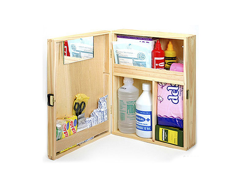 Botiqu-n industrial de madera con 19 productos.