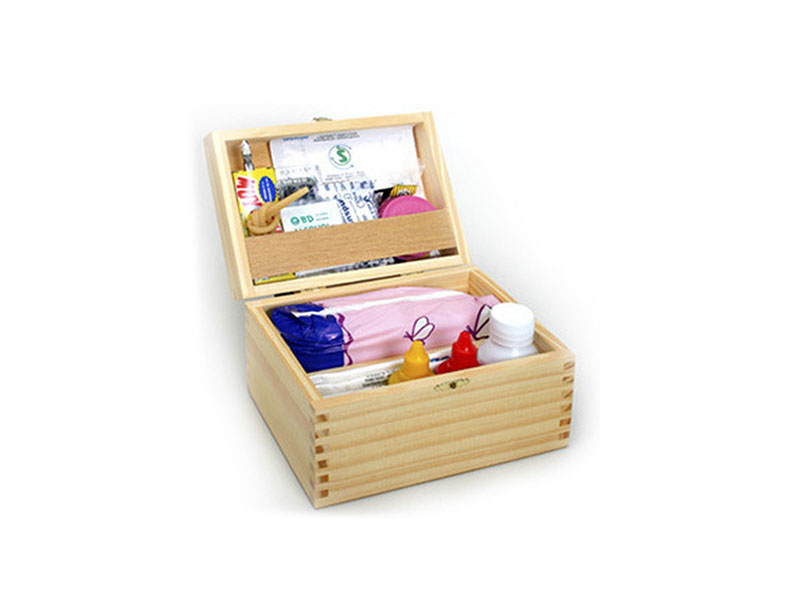 Botiqu-n madera con 20 productos.