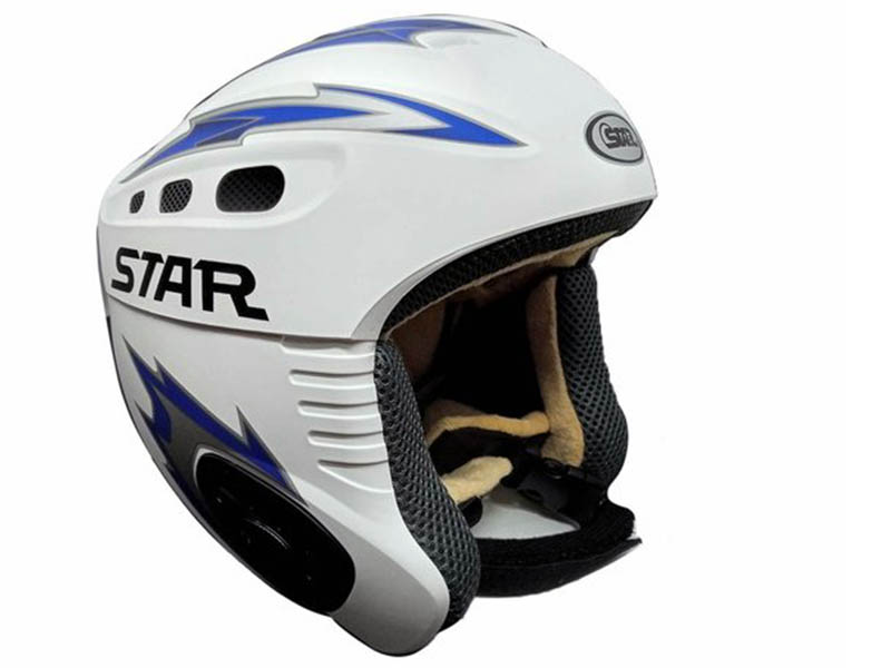 Casco para esquís con orejera rígida.