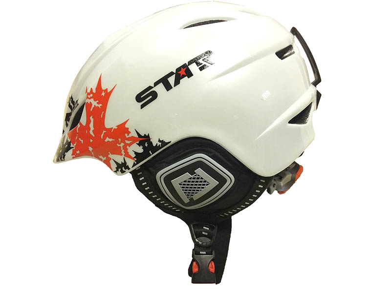 Casco para esquís con orejera blanda.